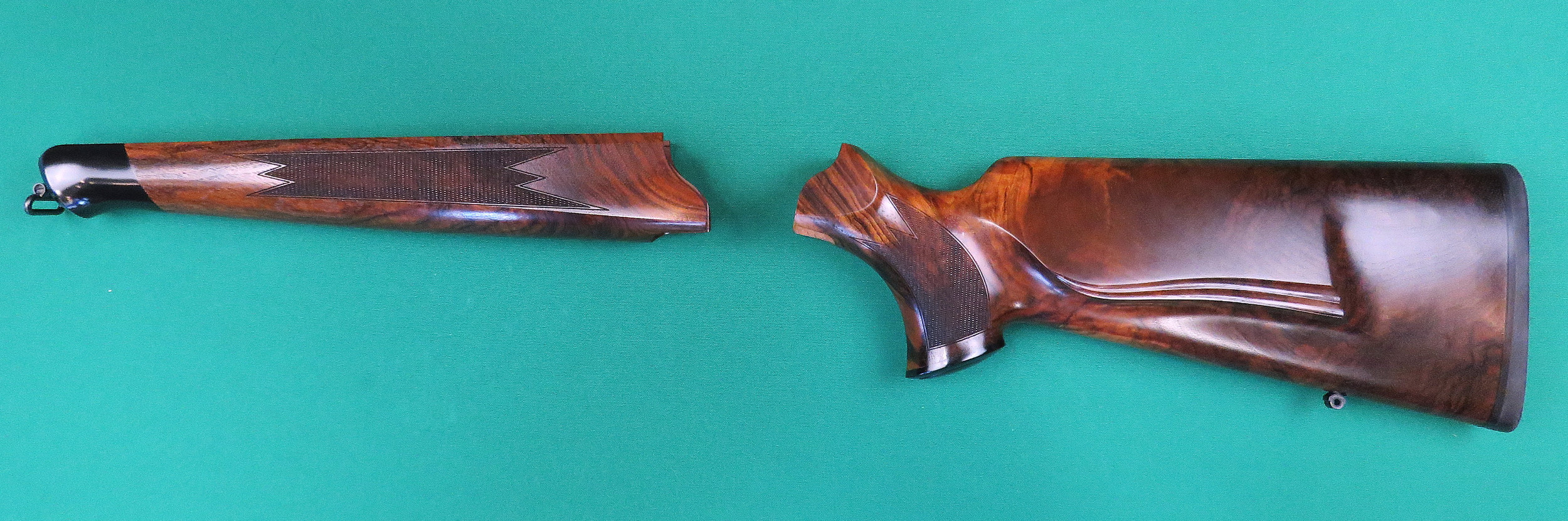 Dunkler Blaser R8 Holzschaft